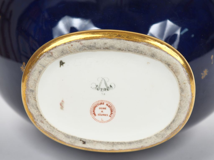 SEVRES.  Vase ovoide en porcelaine XXème à décor de semis de fleurs do
