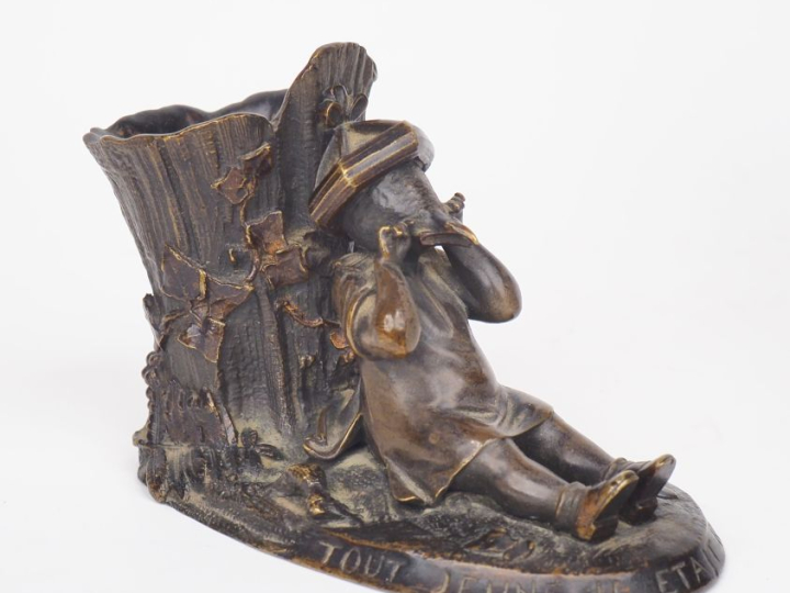Vide-poche Napoléon III en bronze à patine brune "tout jeune il était 