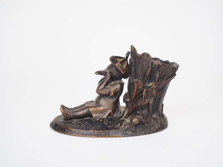 Vide-poche Napoléon III en bronze à patine brune "tout jeune il était 