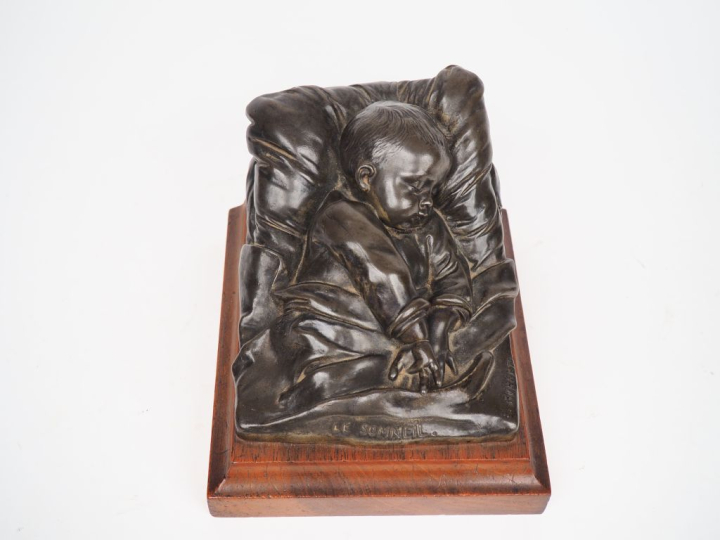 E. ROBERT.  "le sommeil". Sujet en régule à patine brune, socle en aca