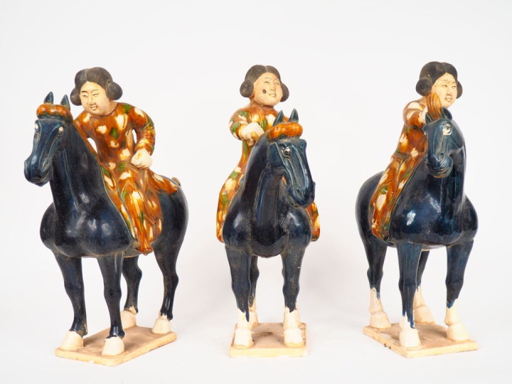 Suite de 3 sculptures en céramique polychrome figurant des cavaliers c