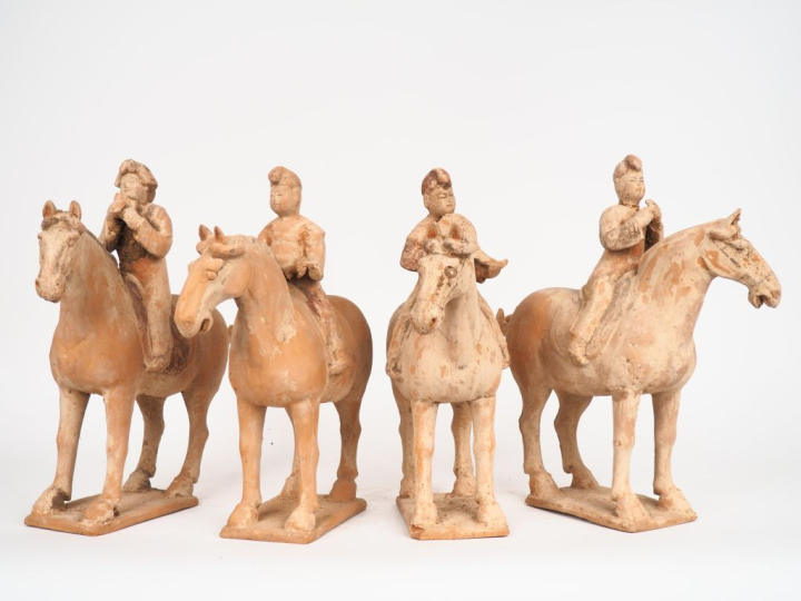 Suite de 4 sculptures en terre cuite figurant des cavaliers Tang sur l