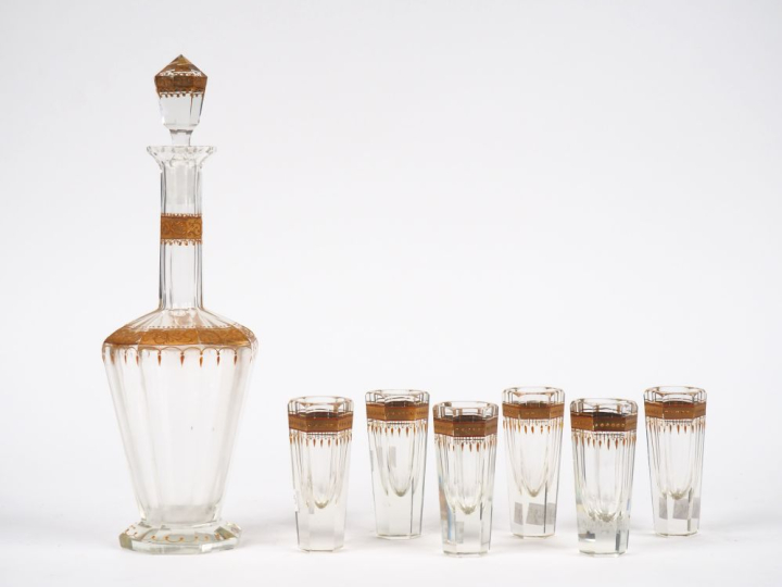 Service à liqueur en cristal émaillé et doré, comprenant : un flacon e