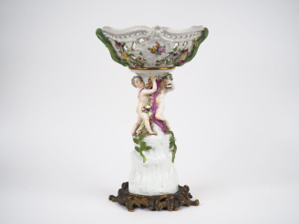 Vente aux enchères Jardinière XIXème en porcelaine polychrome de Saxe à décor en relief, 