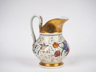 Vente aux enchères Broc Napoléon III en porcelaine de Paris, à décor d'oiseaux et de fleu