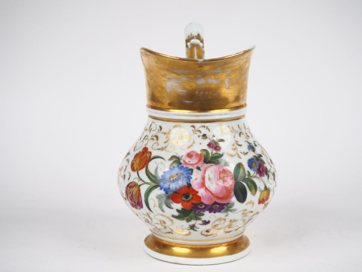 Broc Napoléon III en porcelaine de Paris, à décor d'oiseaux et de fleu