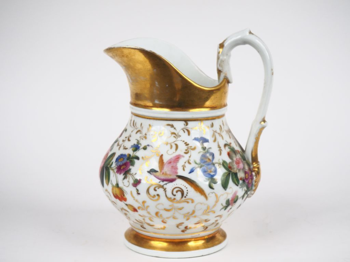 Broc Napoléon III en porcelaine de Paris, à décor d'oiseaux et de fleu