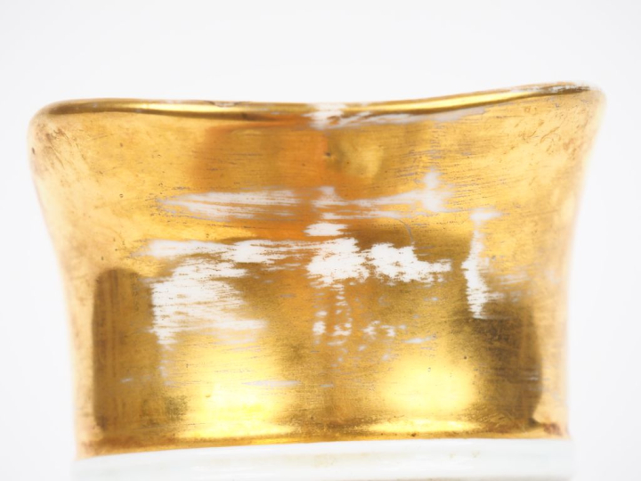 Broc Napoléon III en porcelaine de Paris, à décor d'oiseaux et de fleu