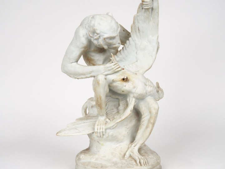 CHEMIN. "le singe et le cygne"  Sujet en biscuit signé  (manque une pa