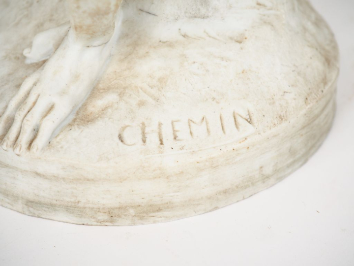 CHEMIN. "le singe et le cygne"  Sujet en biscuit signé  (manque une pa