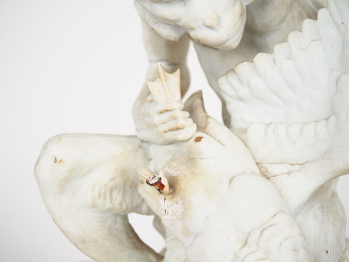 CHEMIN. "le singe et le cygne"  Sujet en biscuit signé  (manque une pa