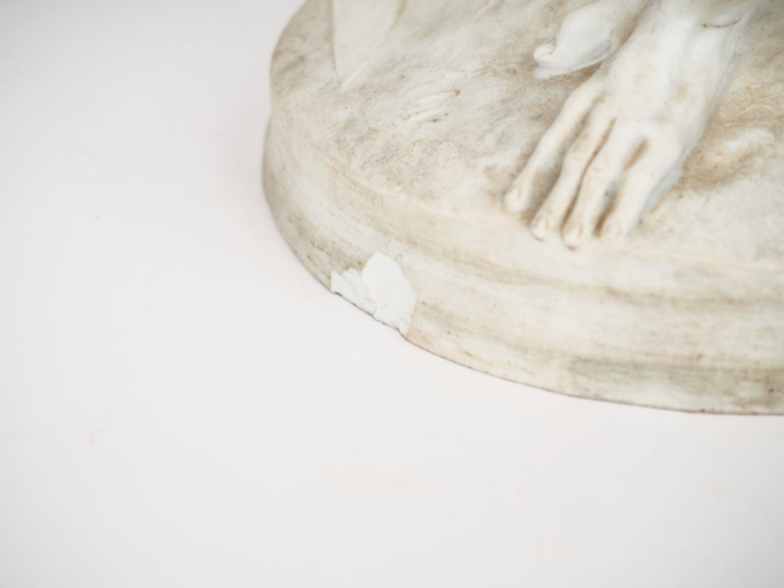 CHEMIN. "le singe et le cygne"  Sujet en biscuit signé  (manque une pa