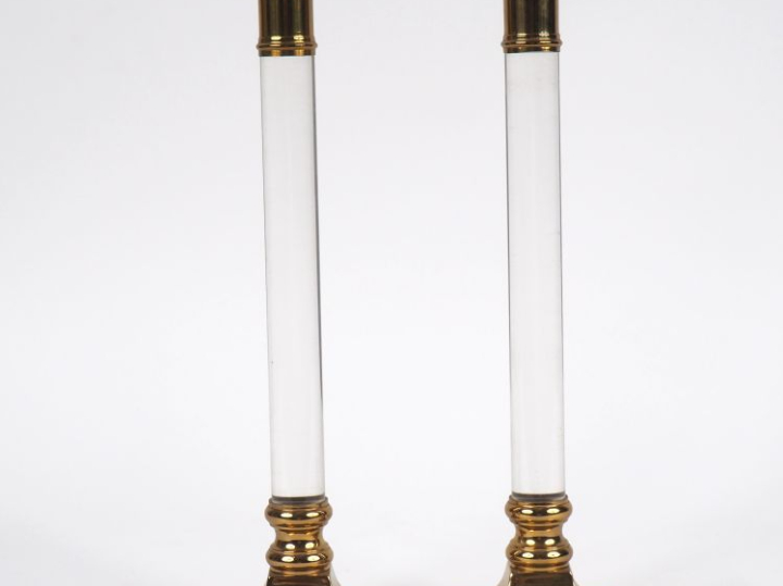 Paire de bougeoirs en laiton et composition. H. 31 cm