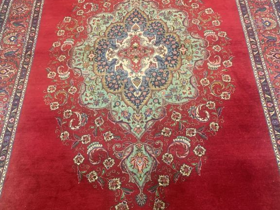 Grand tapis d'Orient fond rouge. Dim. 424 x 324 cm