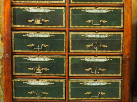 Cartonnier XIXème en acajou et placage d'acajou. Dim. 157 x 35 x 90 cm