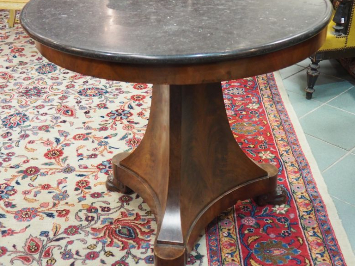 Guéridon Restauration en acajou et placage d'acajou flammé, dessus mar
