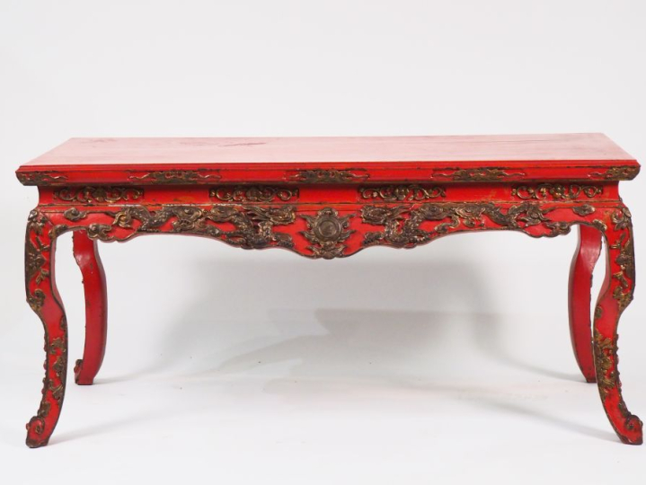 Chine 1900.  Table basse laquée rouge et or.