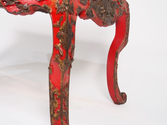 Chine 1900.  Table basse laquée rouge et or.