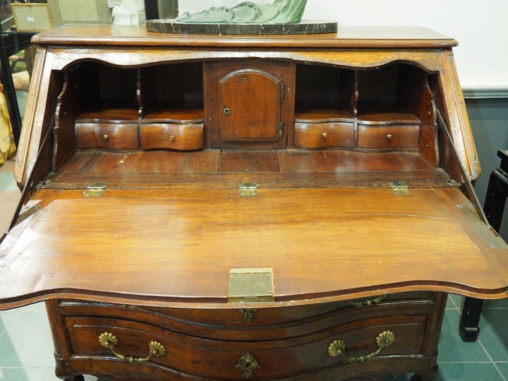 Commode scriban Louis XV en merisier, ouvrant à un abattant, quatre ti
