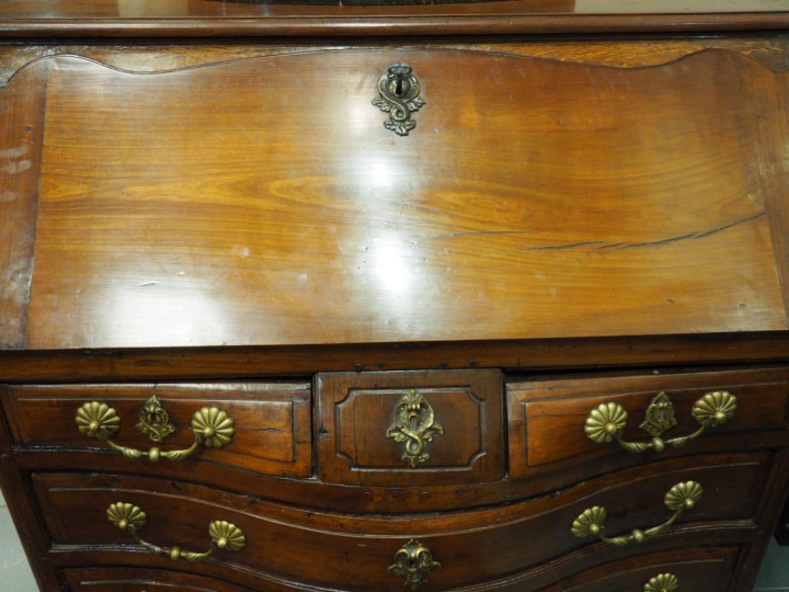 Commode scriban Louis XV en merisier, ouvrant à un abattant, quatre ti