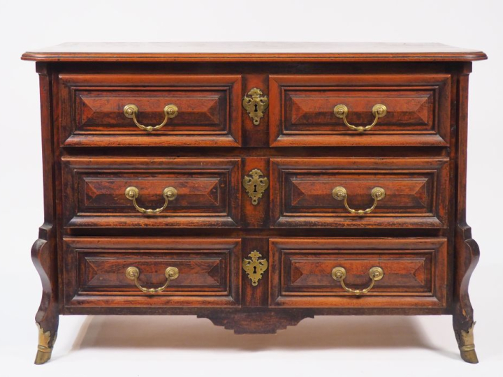 Commode XVIIème "mazarine" en noyer mouluré, ouvrant à trois tiroirs s