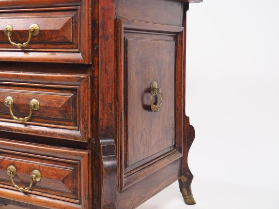 Commode XVIIème "mazarine" en noyer mouluré, ouvrant à trois tiroirs s