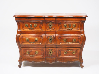 Vente aux enchères Commode tombeau XVIIIème en noyer ouvrant à trois tiroirs sur trois ra