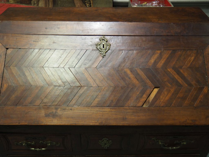 Bureau scriban Transition Louis XV-Louis XVI en noyer et merisier, ouv
