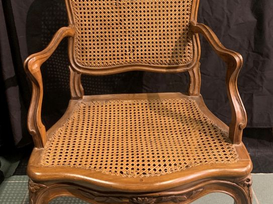 Paire de fauteuils cannés Louis XV en noyer mouluré et sculpté, à déco