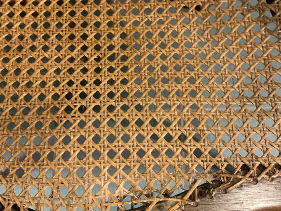 Paire de fauteuils cannés Louis XV en noyer mouluré et sculpté, à déco