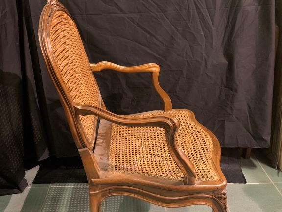 Paire de fauteuils cannés Louis XV en noyer mouluré et sculpté, à déco