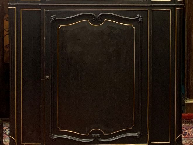 Meuble d'appui Napoléon III de style Louis XVI en bois noirci orné de 