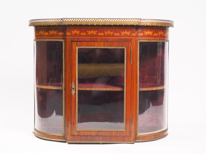 Vitrine murale demi lune de style Louis XVI en marqueterie et placage 