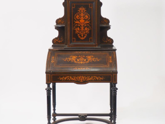 Vente aux enchères Bonheur du jour Napoléon III en marqueterie de bois clair sur fond de 