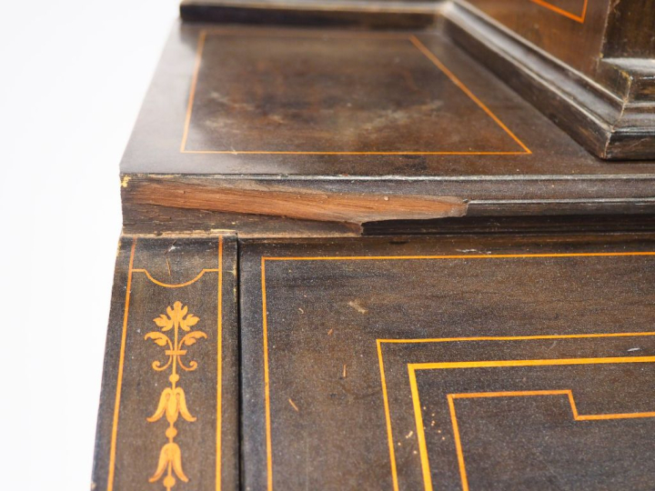 Bonheur du jour Napoléon III en marqueterie de bois clair sur fond de 