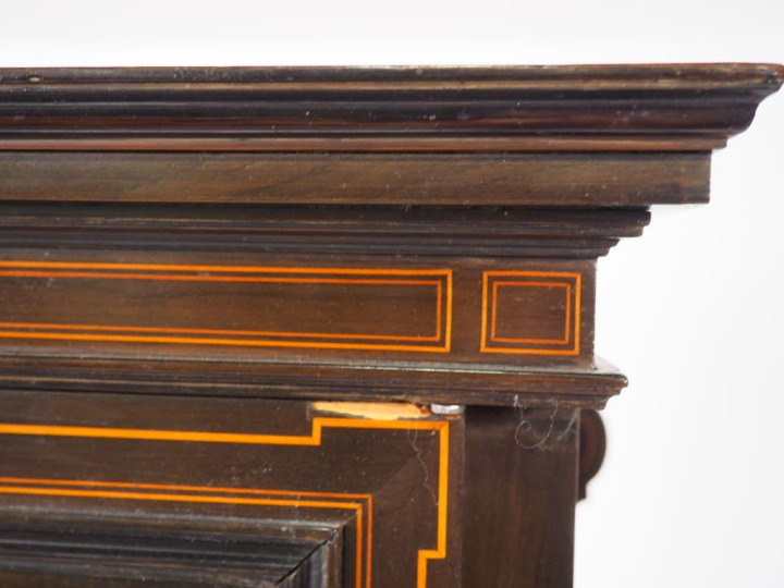 Bonheur du jour Napoléon III en marqueterie de bois clair sur fond de 