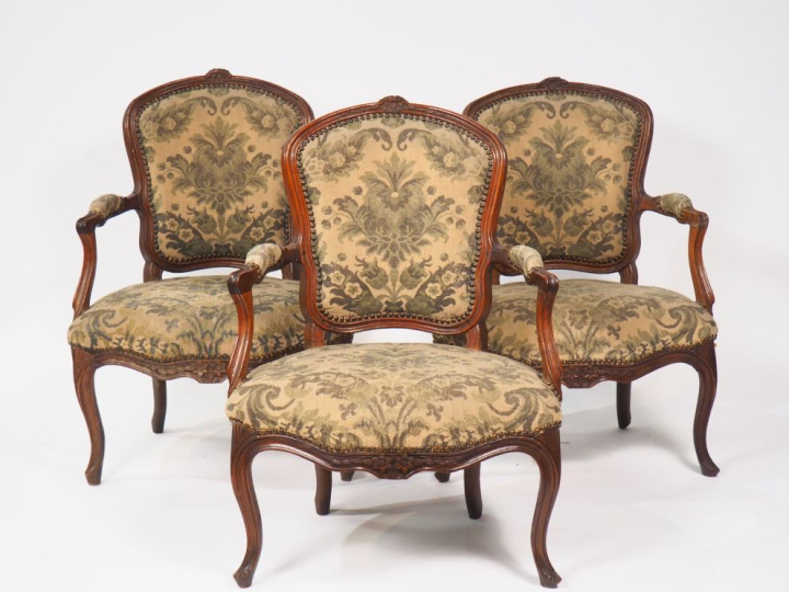 3 fauteuils cabriolet Louis XV en noyer mouluré et sculpté, à décor de