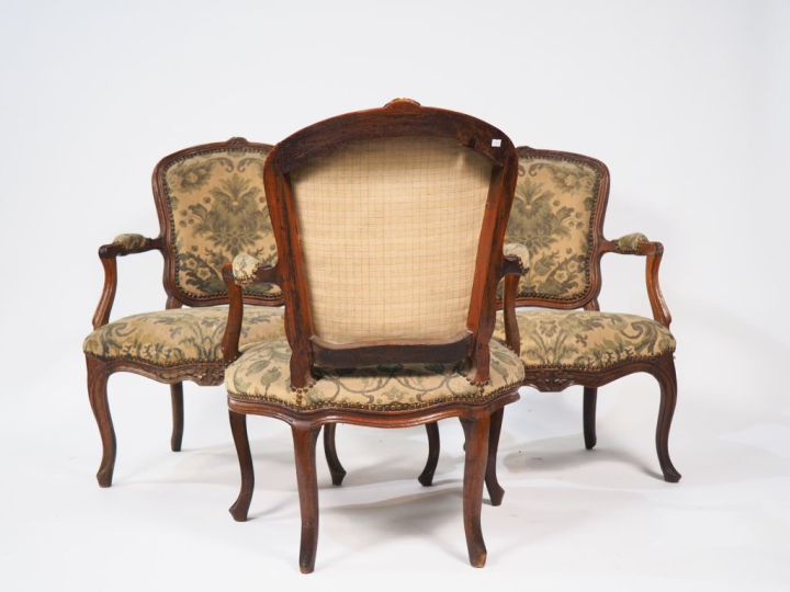 3 fauteuils cabriolet Louis XV en noyer mouluré et sculpté, à décor de