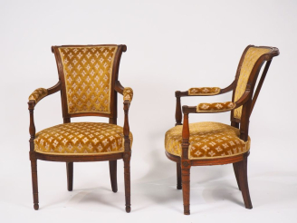 Vente aux enchères Paire de fauteuils Directoire en noyer, mouluré et sculpté, montants d