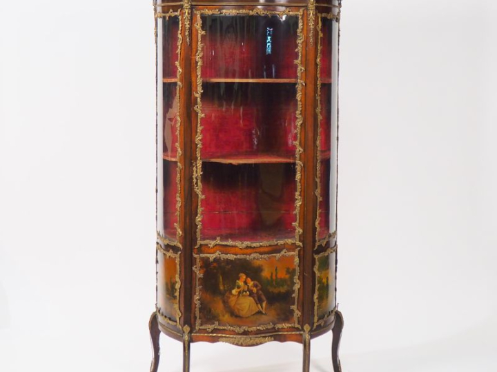 Vitrine Napoléon III de style Louis XV en vernis martin, à décor de sc