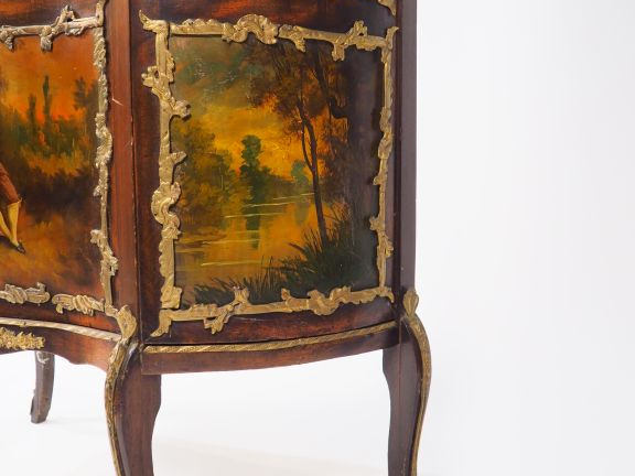 Vitrine Napoléon III de style Louis XV en vernis martin, à décor de sc