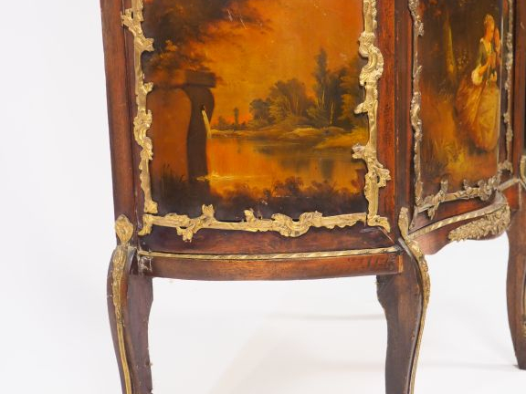 Vitrine Napoléon III de style Louis XV en vernis martin, à décor de sc