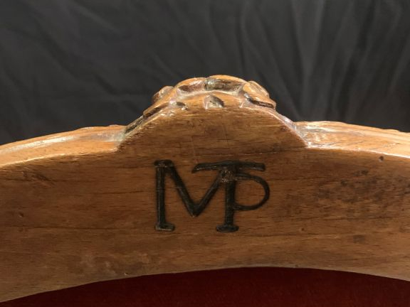 Paire de fauteuils à dos plat Louis XV en bois naturel mouluré et scul