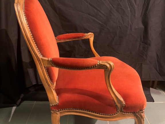 Paire de fauteuils à dos plat Louis XV en bois naturel mouluré et scul