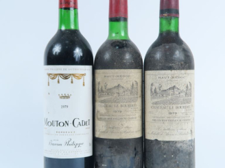Vente aux enchères 3 BOUTEILLES DE 1979 : 1 MOUTON CADET BORDEAUX - 2  CHÂTEAU LE BOURDIE