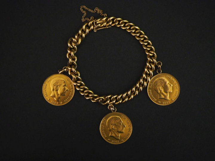 Bracelet souple en or jaune 750, maille gourmette, agrémenté de trois 