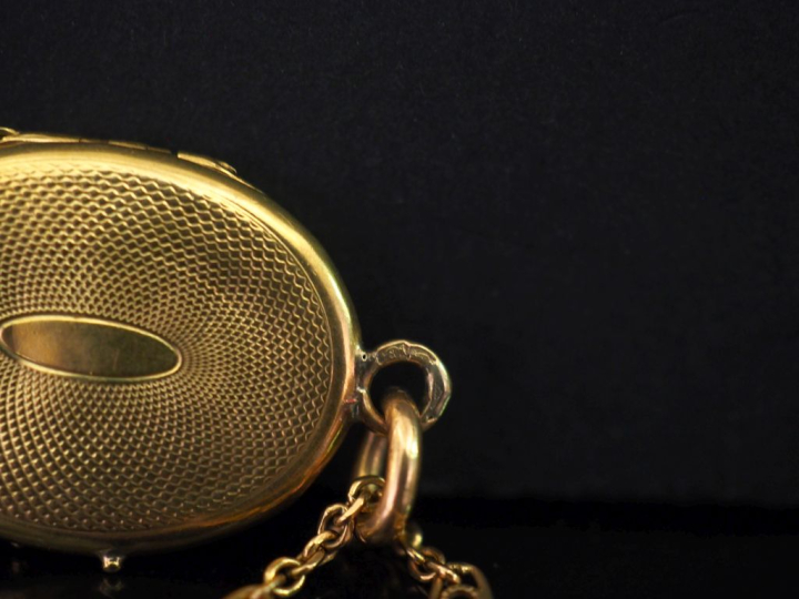 Sautoir en or jaune 750, maille forçat agrémentée de maillons ajourés 