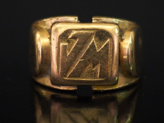 Vente aux enchères Bague de forme chevalière en or jaune 750, à décor de monogramme. TDD.