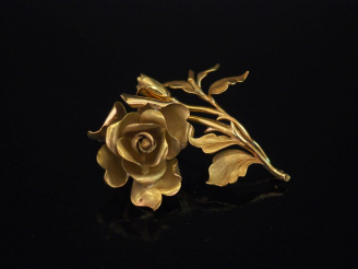 Vente aux enchères Broche en or jaune 750, en forme de gerbe de roses.  5,3 x 5 cm Poids.