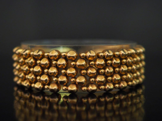 Vente aux enchères Bracelet manchette articulé, maille plate fantaisie.  Larg. 1,9 cm Lon